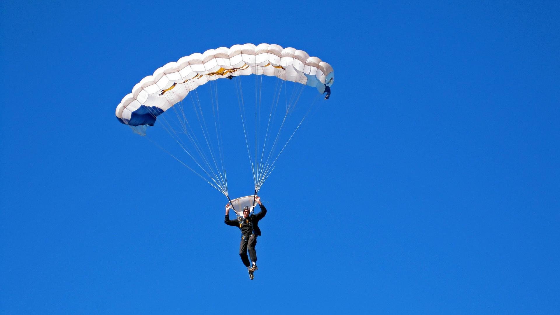 开云中国-_极限冲浪：在浪尖挑战自我_，22岁玩极限冲浪淹死在海里