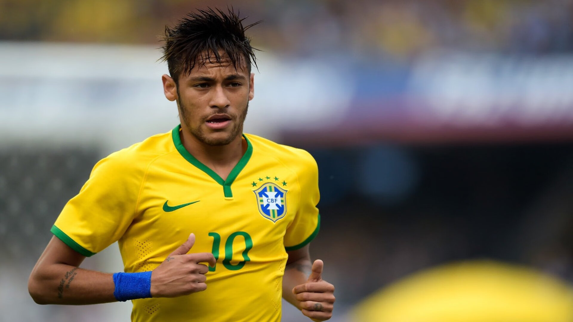 裁判员裁决争议引发热议，公正性受到关注，裁判员宣布