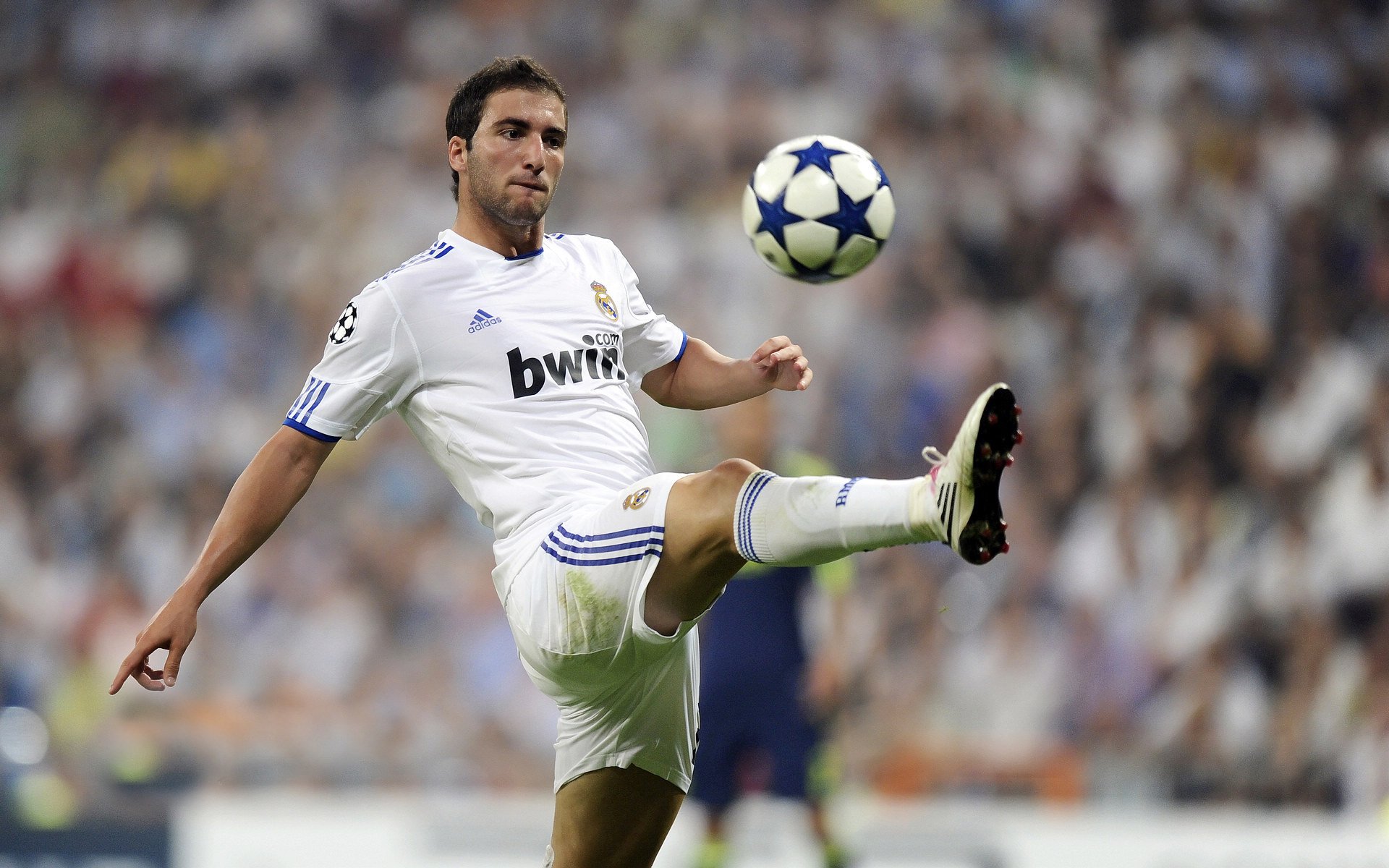 青少年足球“技能+战术”训练体系全面升级，行业迈入新阶段，青少年足球基本功训练视频